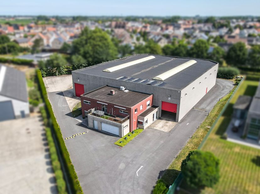 Deze uitstekend onderhouden bedrijfssite op een perceel van 4.183 m² combineert een ruime en instapklare bedrijfswoning met een kwalitatieve loods van