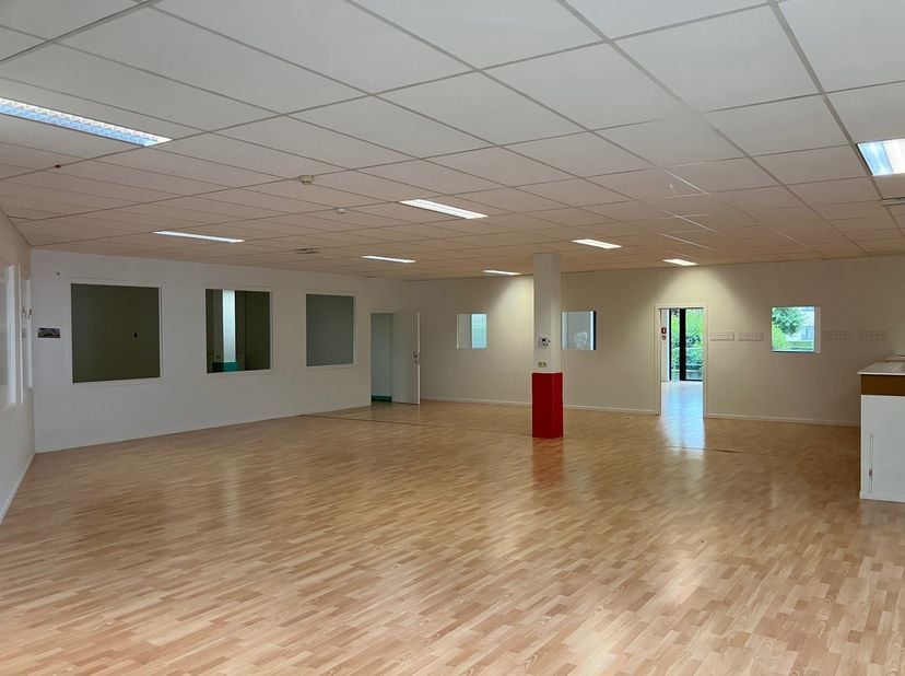 Zeer mooie Kantoorruimte van 745.5 m² voorheen als kinderdagverblijf. Verschillende grote ruimtes met veel lichtinval door grote raampartijen aan de v