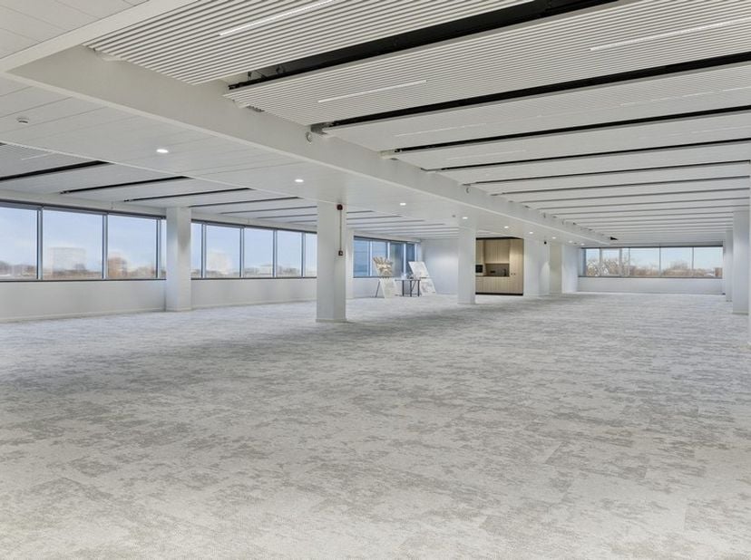 557m² duurzaam gerenoveerde kantoorruimte op de 4e verdieping  (uitbreidbaar tot 1172m²)<br />
Ligging: in de gezellige Harmoniewijk vlakbij het Konin
