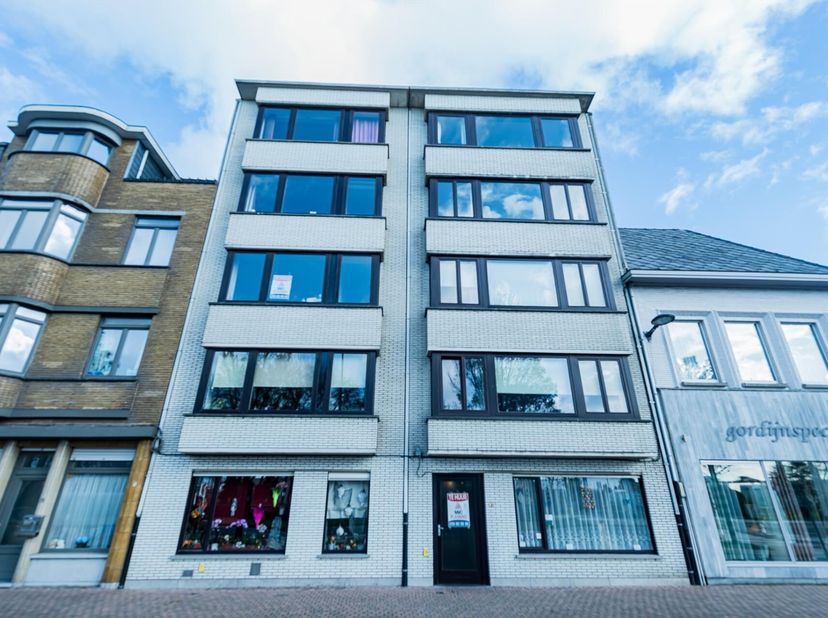 Vernieuwd appartement met open zicht  op de Oosteroever met  inkomhal, living, ingerichte keuken, badkamer met douche, wc apart, 2 slaapkamers, bergin