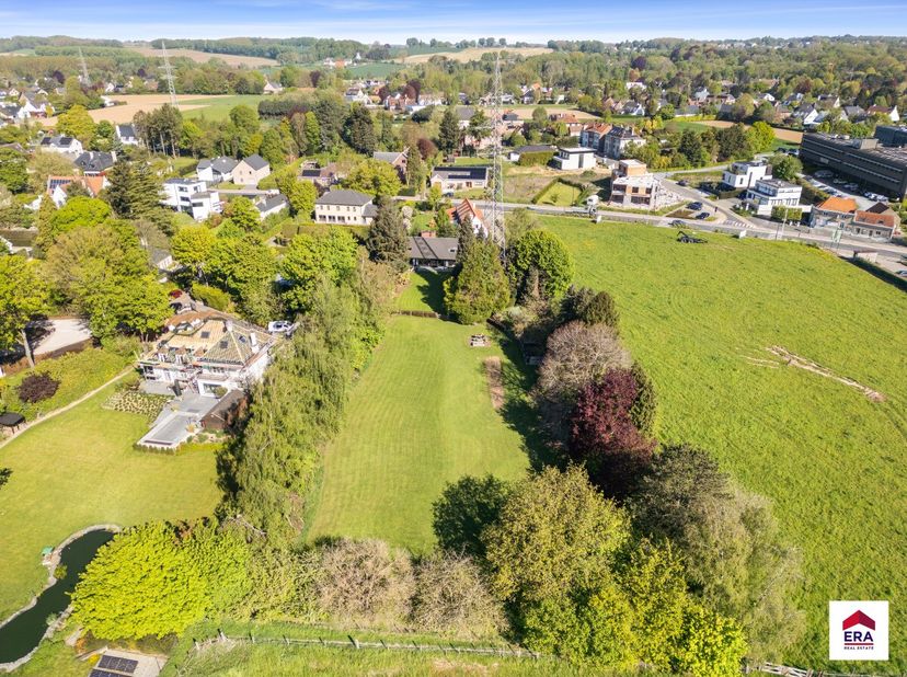 À vendre : Villa unique à Wemmel, située sur un vaste terrain de 53a93ca orienté plein sud, offrant une vue dégagée magnifique sur les champs environn