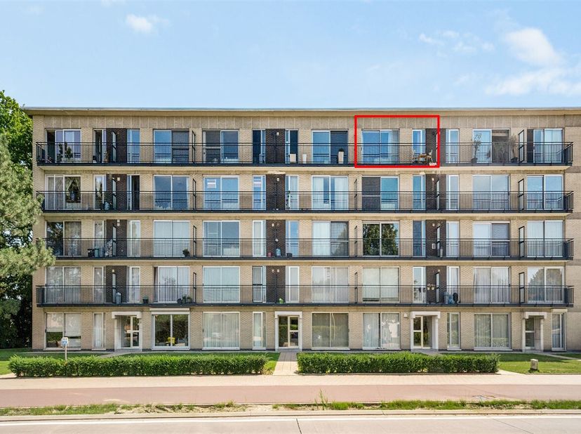Gelegen op de (4e) bovenste verdieping van een verzorgd appartementsgebouw aan de Mechelsesteenweg, bevindt zich dit ruime appartement. De ligging is