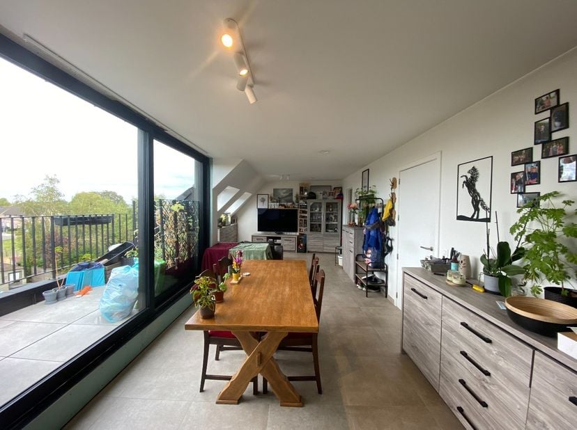 Dit moderne nieuwbouwappartement op de tweede verdieping maakt deel uit van een kleinschalig project van 4 appartementen en 1 handelsruimte, gunstig g