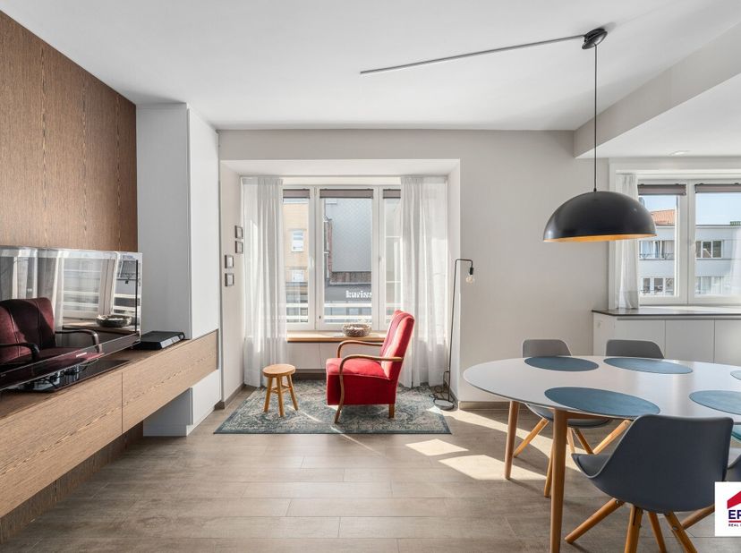 Appartement in hartje Koksijde-Bad, op wandelafstand van de zee en de zeedijk. Dit prachtig gerenoveerd appartement combineert een centrale ligging me