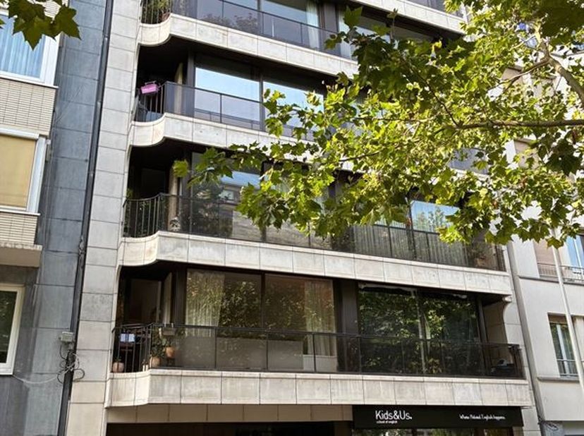 Idéalement situé sur le très prisé boulevard Piercot  en plein coeur de Liège et  bénéficiant d'un environnement calme, cet appartement offre un cadre