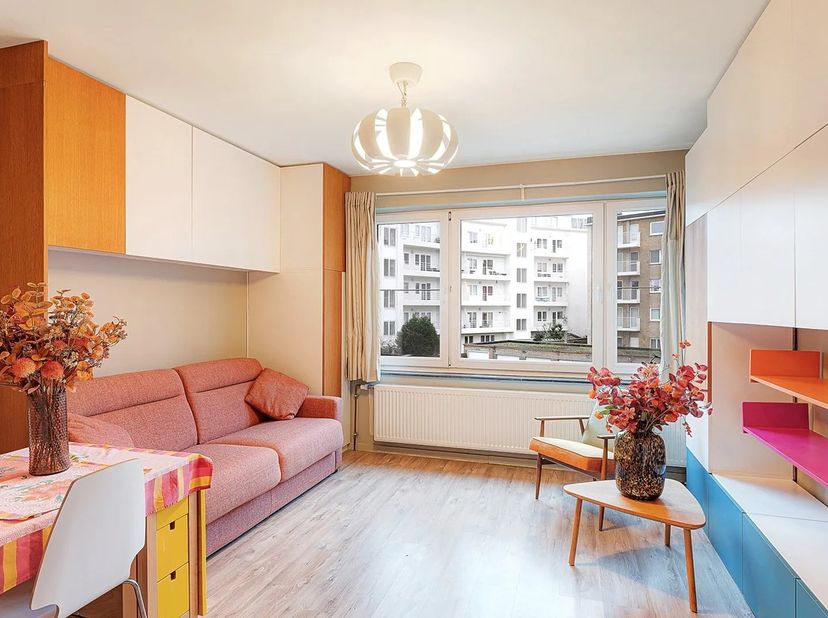 Deze aangename studio bevindt zich in een rustige residentie in de Zoutelaan. Dankzij de ligging op de tweede verdieping en de zuidoriëntatie geniet d