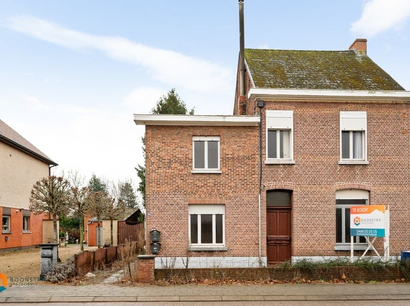 Op een uitstekende locatie te Beerzel bevindt zich deze te renoveren halfopen bebouwing met 2 slaapkamers en terras. De woning geniet van een centrale