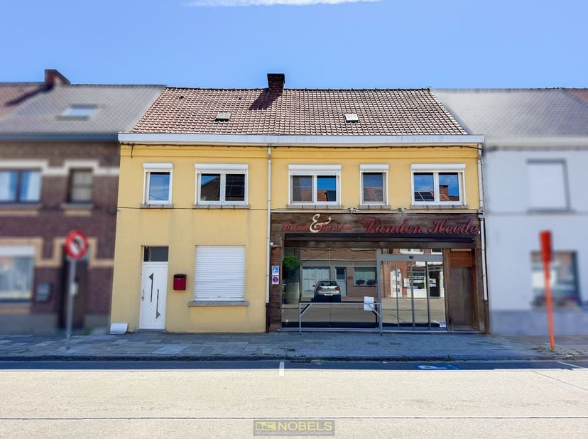 UITERST GUNSTIG GELEGEN HANDELSPAND met WOONST, gelegen op een toplocatie met HOGE VISIBILITEIT nabij het CENTRUM van Oudenaarde. Dankzij de BRUIKBARE