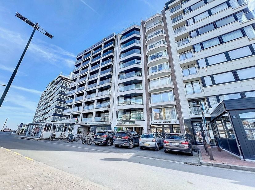 Dit handelspand is gelegen op een uitstekende commerciële locatie aan het Heldenplein 27 en biedt tal van mogelijkheden voor diverse handels- of kanto