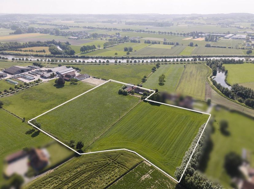 Bent u op zoek naar een karaktervolle eigendom met enorm veel potentieel in een oase van rust? Deze prachtig gelegen hoeve met bijgebouwen en weilande