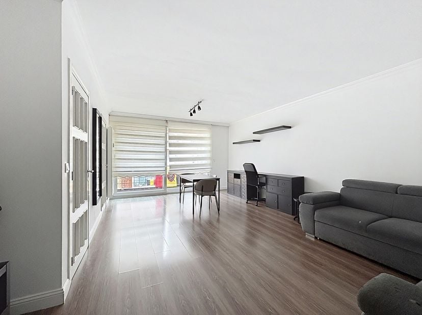 Op zoek naar een ruim en lichtrijk appartement op een uitstekende locatie? Dan is dit gedeeltelijk gerenoveerde appartement van 74 m², gelegen aan Squ
