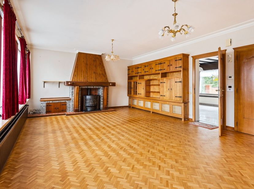 Openhuizendag op zaterdag 13 juni 2026 van 09u30 - 10u30<br />
<br />
Bel-étage woning met 3 slpk op 5a 67ca in centrum Tielen<br />
<br />
Deze w