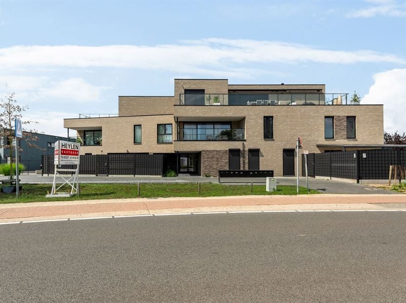 Appartement de plain-pied prêt à emménager (2021) avec grand jardin, cave et place de parking souterraine<br />
 Ce magnifique appartement de plain-pi