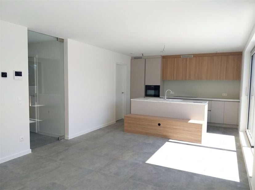 Vraag uw bezoek aan via info@optimusvastgoed.be!<br />
TE HUUR: Nieuwbouwappartement met 2 slaapkamers te Aarschot!<br />
Dit nieuwbouwappartement is