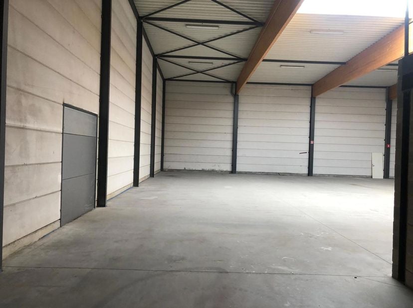 Magazijn 504m² te Wommelgem.<br />
1 sectionaal poort.<br />
Parking voor 6 tal personenwagen<br />
Nabij rondpont van Wijnegem - E313 en E34