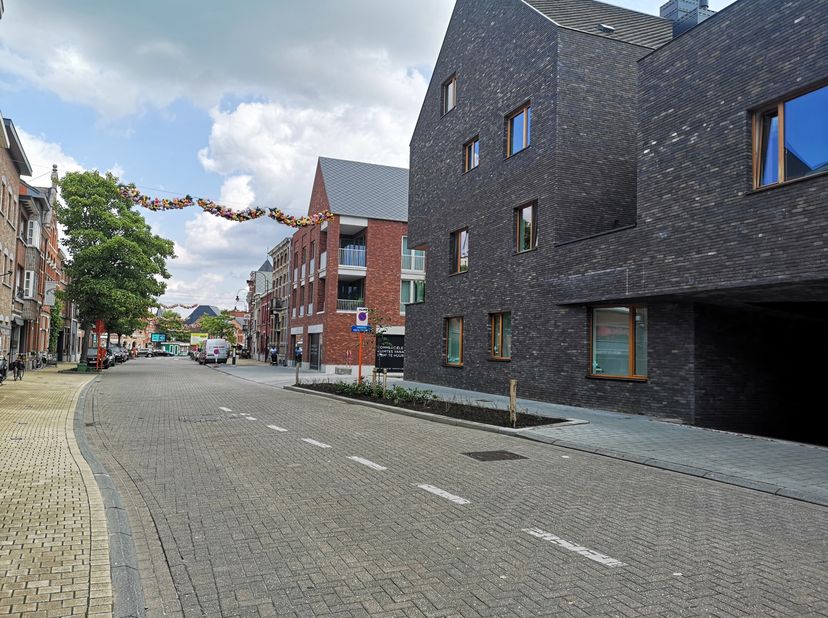 Deze ruime garagebox bevindt zich op een uitstekende ligging in Aarschot. Ze is gelegen in de nieuwe parking aan de nieuwbouwstadswijk "De Torens" met