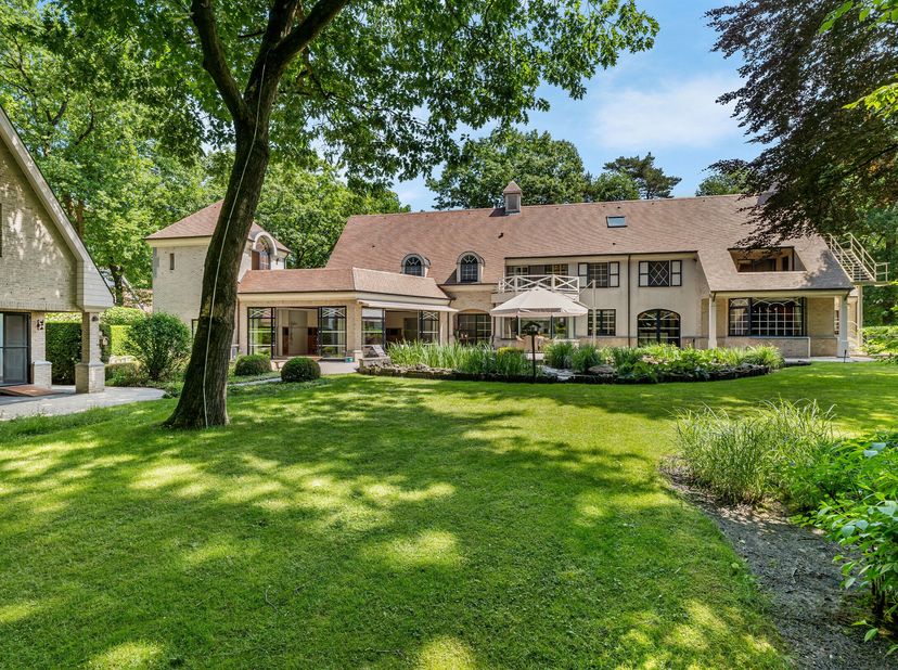 Villa spacieuse conçue par l'architecte Rutten, située dans un excellent emplacement à Oud-Turnhout, sur un magnifique terrain orienté sud-ouest de 2