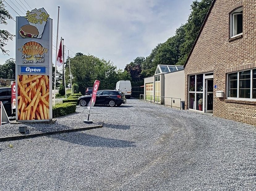 Bent u op zoek naar een eigendom waar wonen en werken gecombineerd kunnen worden? Ontdek dit veelzijdige pand aan de Koerselsesteenweg 134 in Koersel,