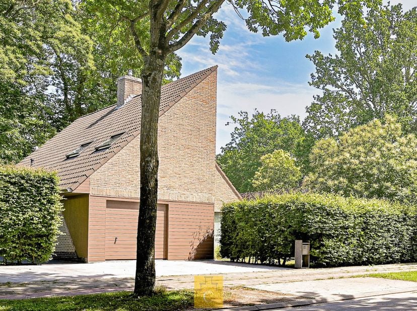 Gelegen in de gegeerde woonwijk De Doornhut in Sint-Kruis, bevindt zich deze charmante en instapklare villa op een prachtig perceel van 874 m² met een