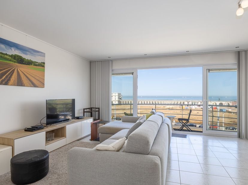 GEMEUBELD APPARTEMENT MET ZEEZICHT EN 2 SLAAPKAMERS<br />
<br />
Op een uitstekende ligging in Oostende bevindt zich dit aangenaam en verzorgd apparte
