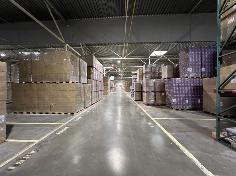 Dit logistiek magazijn is gelegen in de industriezone Hoogveld te Dendermonde en heeft een totale oppervlakte van 15.370 m²,  op een terrein van 25.32