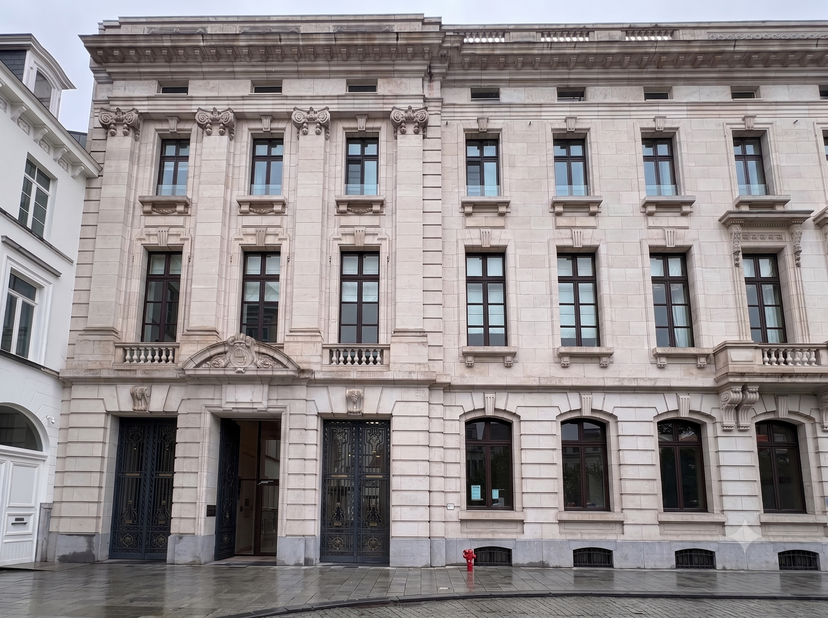 BEZOEK ENKEL AAN TE VRAGEN VIA IMMODAVINCI.BE<br />
Ligging: <br />
unieke kans om op de Kouter een ruim, standingvol en instapklaar appartement te hu