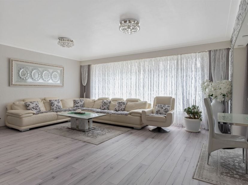 Gerenoveerd appartement met 3 slaapkamers op centrale locatie<br />
 Ligging:  <br />
 Ontdek dit gerenoveerd appartement in de Huybrechtsstraat, vl