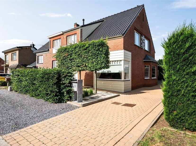 Charmante maison prête à être emménagée avec jardin ensoleillé !<br />
Cette confortable maison familiale rénovée est située au calme, à distance de m