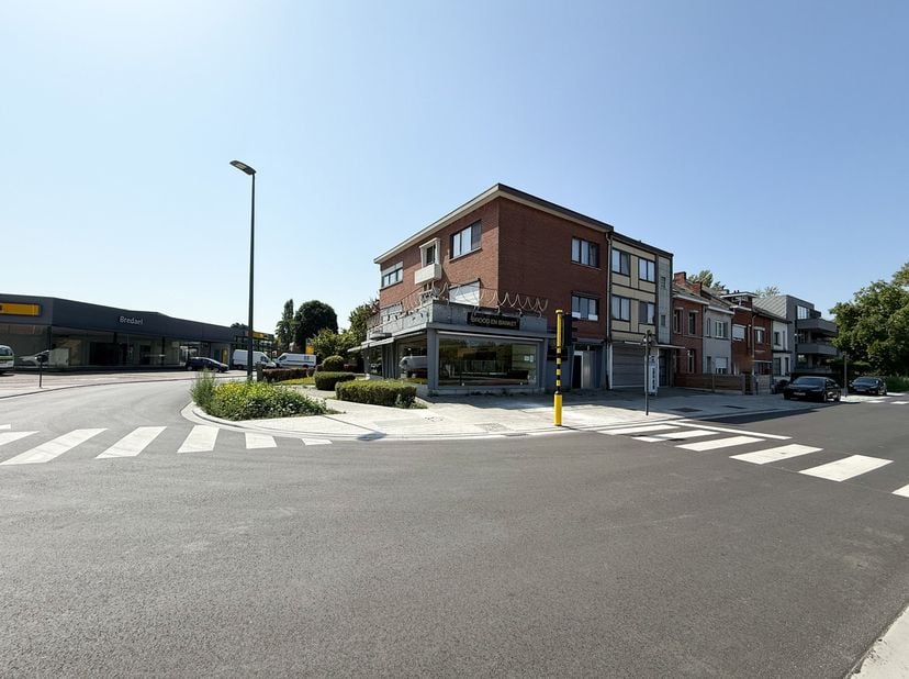 Op zoek naar een handelsruimte met uitstekende zichtbaarheid en een strategische ligging? Ontdek dit handelsgelijkvloers in de Breendonkstraat te Will
