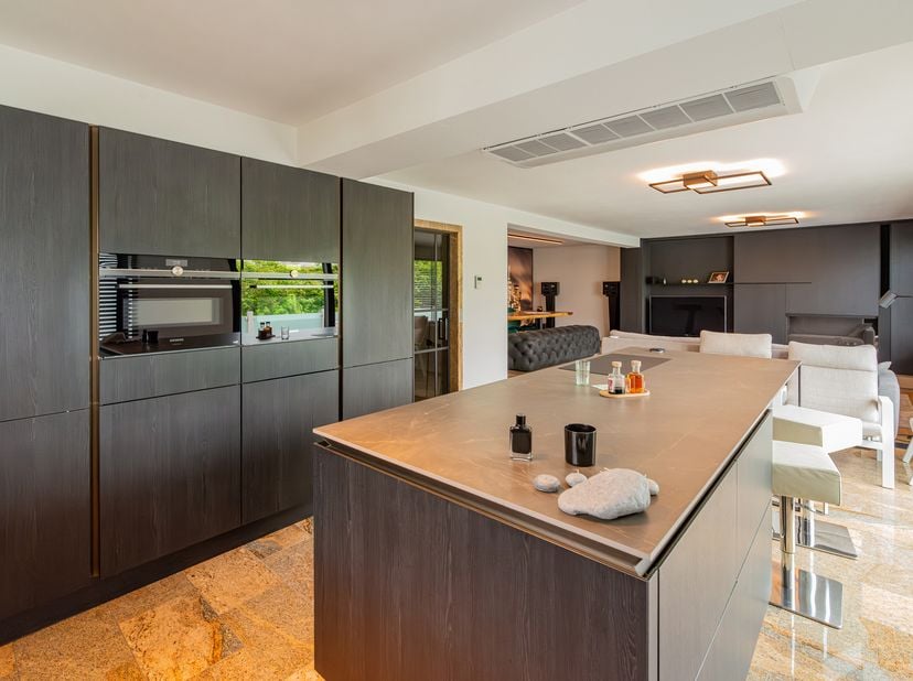 Découvrez cette maison semi-ouverte récemment rénovée, située Cauterdreef 6A à Ninove, où confort de vie moderne, finitions haut de gamme et excellent