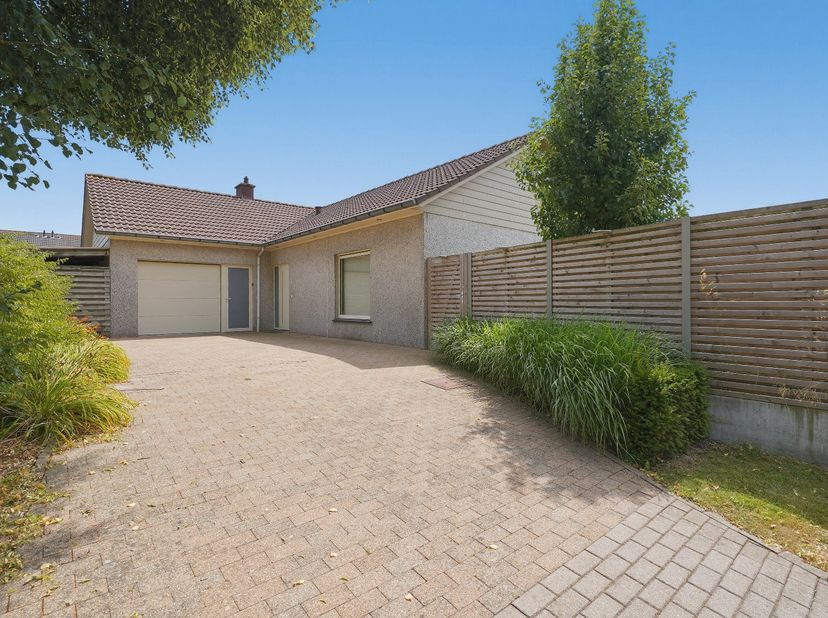 BEZOEKMOMENT DONDERDAG 30 JULI VAN 16U TOT 17U (inschrijven verplicht). <br />
<br />
Deze open bebouwing (type bungalow) is rustig gelegen in een doo