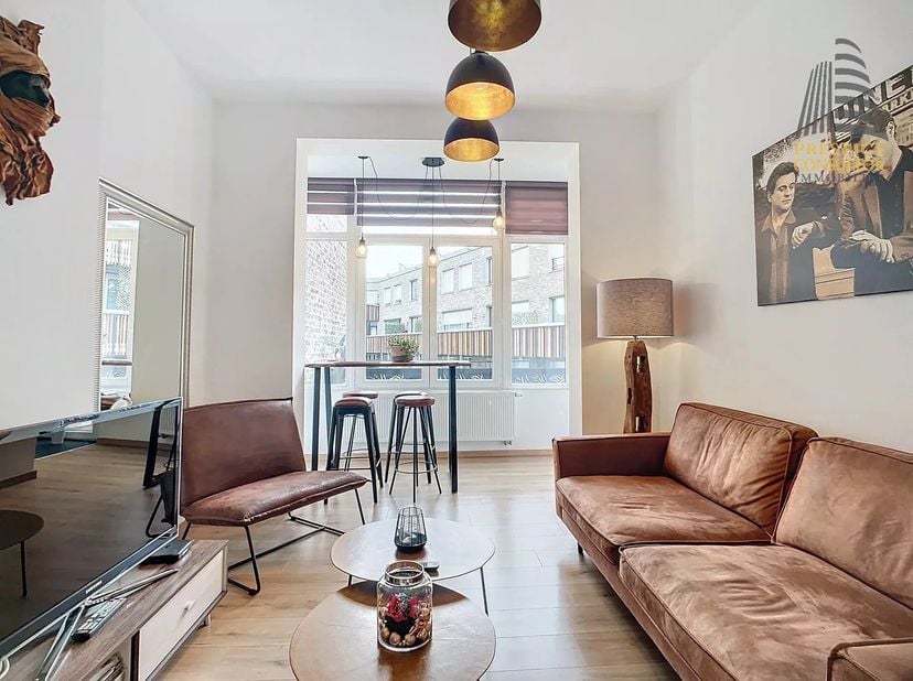 FOREST - REF: 86932590 - LUXE APPARTEMENT MET 1 SLAAPKAMER EN TERRAS - LAGE GEMEENSCHAPPELIJKE KOSTEN !!!<br />
Dit volledig gerenoveerde appartement