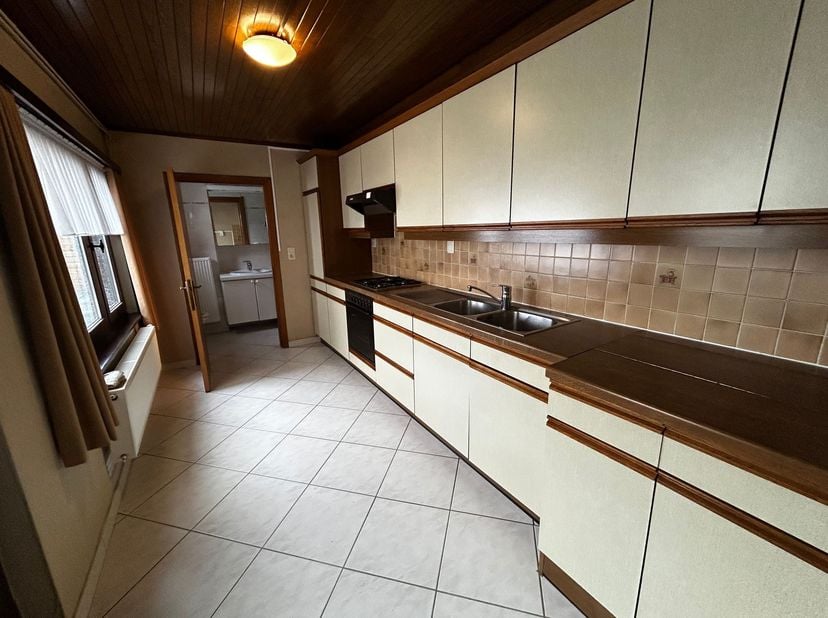 Gezinswoning met 2 slaapkamers en zolder<br />
<br />
Ligging:<br />
Deze gezinswoning is gelegen aan de Steenweg op Mol, op een vlot bereikbare lo
