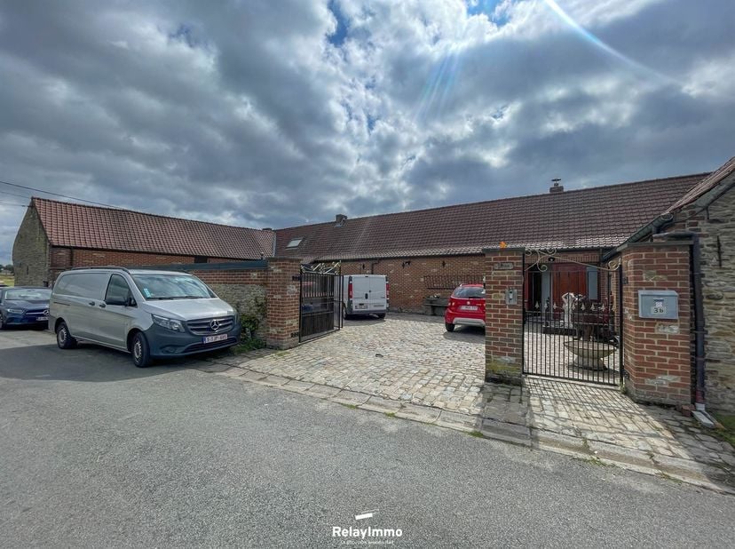 Ontdek dit ruime en gezellige traditionele huis, gebouwd van lokale natuursteen, met een woonoppervlakte van ongeveer 187 m², gelegen in een rustige e