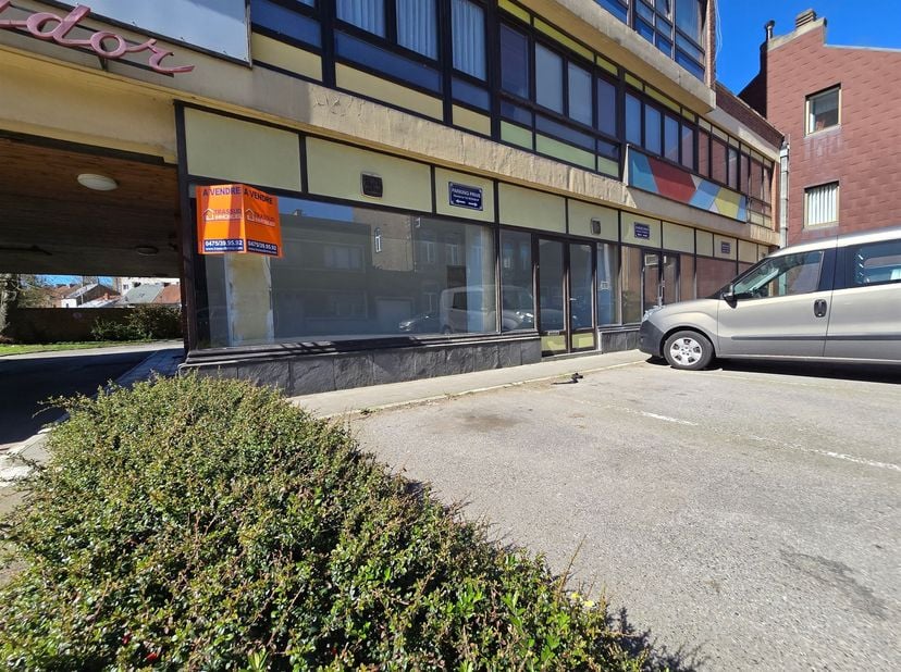 Idéalement situé sur le ring de Châtelet un axe très fréquenté et à proximité des commerces et transports, ce commerce entièrement rénové se compose d