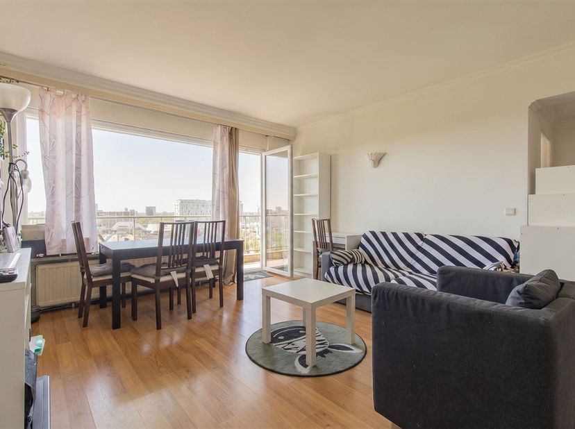 Lichtrijk appartement met 2 slaapkamers, terras en panoramisch uitzicht in Evere! De vanafprijs bedraagt 235.000,- EUR.<br />
Ontdek dit aangename ap