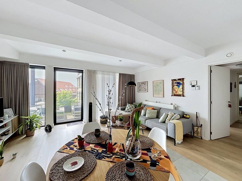 Ontdek dit schitterende, volledig gemeubelde appartement op de 5e verdieping van een verzorgd gebouw in de Stassartstraat, op wandelafstand van de pre