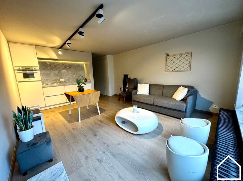 Ontdek dit instapklare appartement op een topligging aan de Koninklijke baan in het charmante Koksijde, op amper 50 meter van de zee en aan de overkan