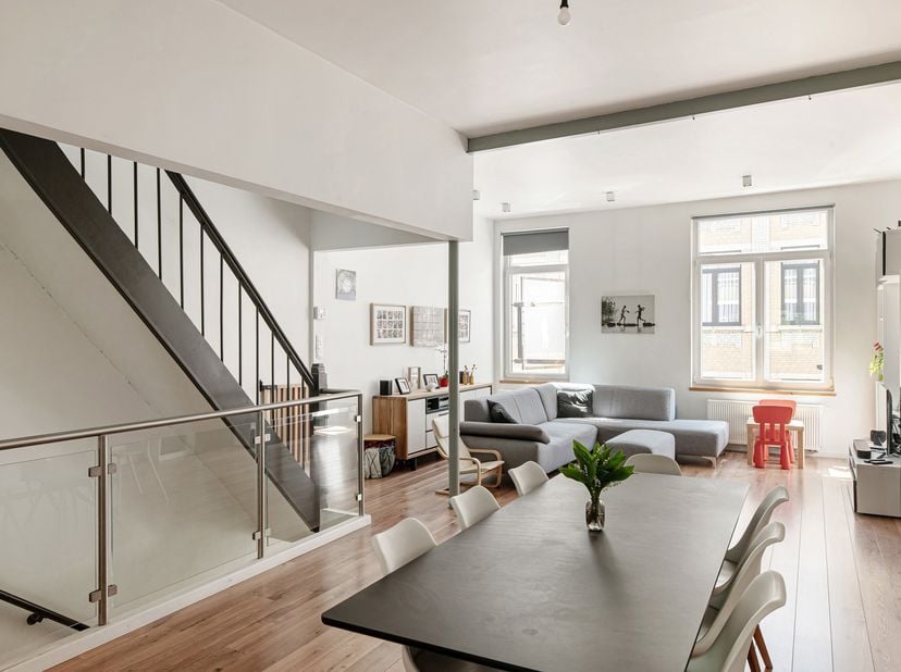 Op zoek naar een ruime bel-étage met veelzijdige mogelijkheden in Antwerpen?<br />
Dan is deze woning aan de Vlagstraat zeker het ontdekken waard!<br
