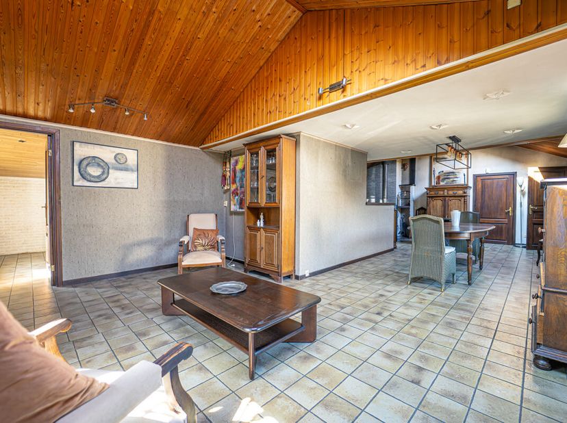 Votre agence de Mariembourg vous présente une agréable villa de plain-pied située dans le superbe village de Sart-Eustache, elle est composée dun hall