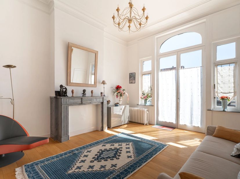 Victoire Junot vous présente, dans le très recherché quartier Lepoutre, à deux pas de la place Brugmann, ce magnifique penthouse de ± 230 m² se dévelo