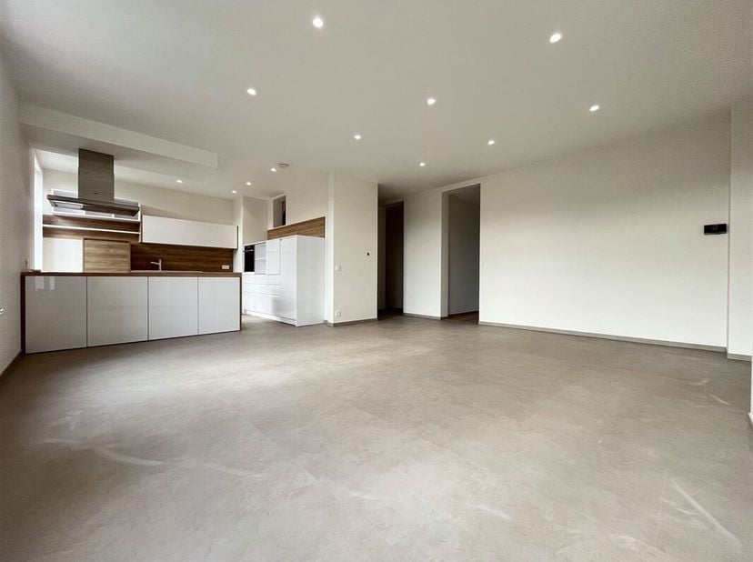 Prachtig duplex appartement, volledig gerenoveerd met kwaliteitsmaterialen, gelegen in een rustige straat in het centrum van Doornik, tegenover het Ge