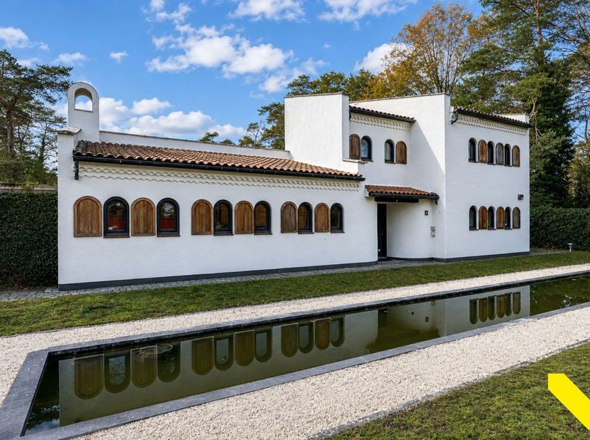 Uitzonderlijke villa met zwembad in groene omgeving!<br />
Deze karakteristieke woning is ideaal voor zij die wat meer luxe willen genieten. <br />
We