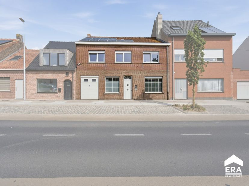Ruime rijwoning met 3 slaapkamers, tuin en garage gelegen op een centrale ligging in Ieper.Op zoek naar een verrassend ruime gezinswoning met een uits
