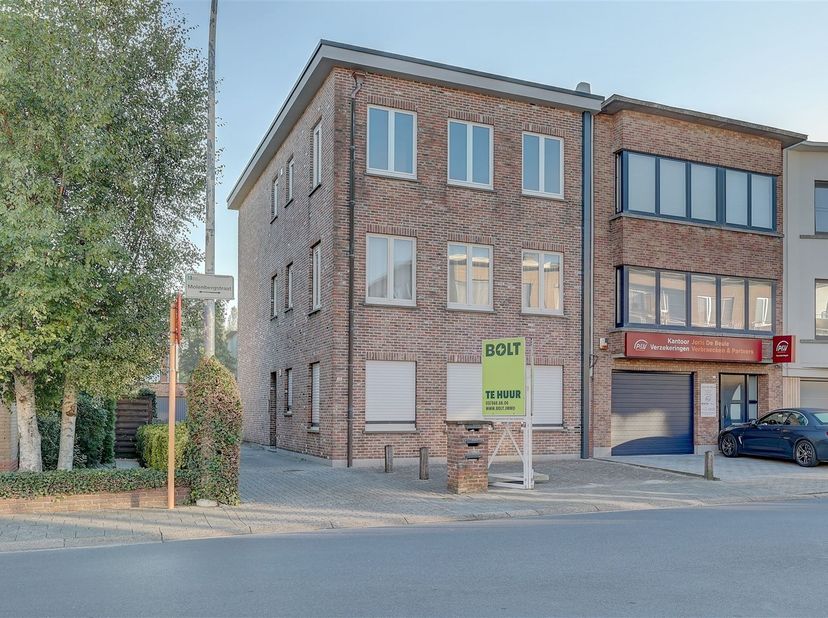 Cet appartement rénové est situé à Zwijndrecht. L'emplacement est calme et central avec le centre de Zwijndrecht, les supermarchés, les transports pub