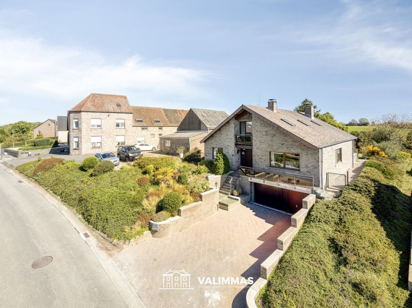 VALIMMAS verkoopt deze zeer ruime en welgelegen alleenstaande villa op ± 20 are, met dubbele garage en grote tuin....    <br />
<br />
Het gelijkvloer