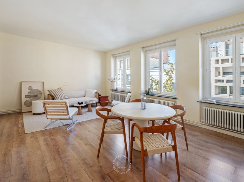 Op een absolute topligging, pal in het historische centrum van Gent, bevindt zich dit bijzonder hoekappartement op de derde verdieping van een kleinsc