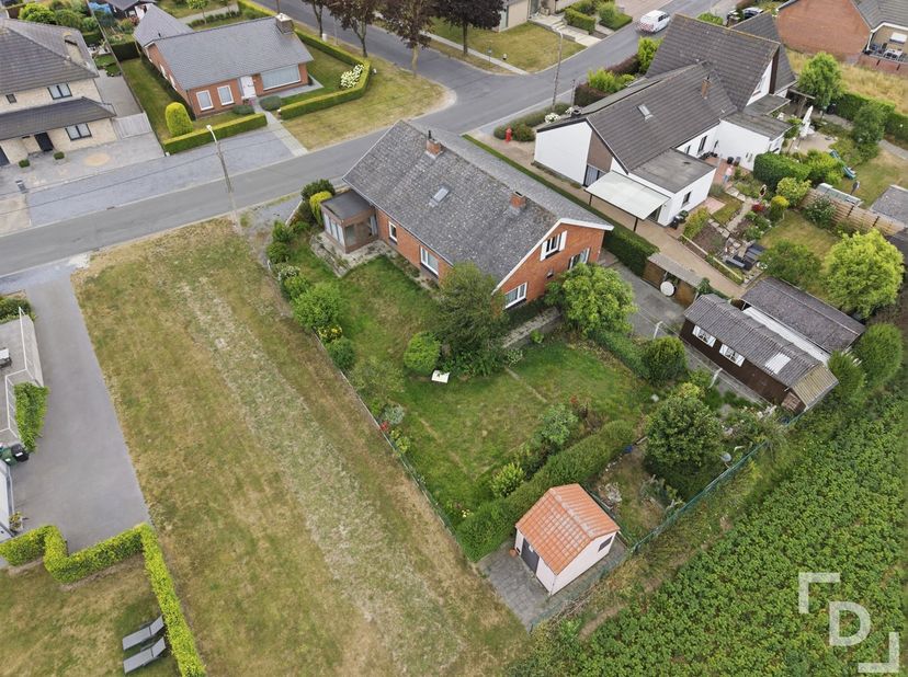 In de Oude Kortrijkstraat te Ieper vinden we deze vrijstaande, te renoveren woning.<br />
Deze woning geniet van landelijke verzichten op een perceel