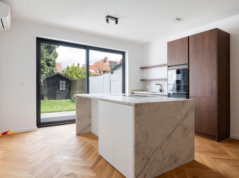Deze gerenoveerde woning is gelegen in de charmante Duivelshoek in Wilrijk. Goed gelegen nabij groen, sportfaciliteiten, bruisende centrum Wilrijk, zi
