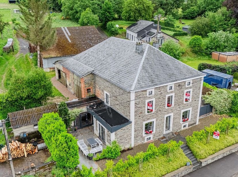 ERA B-LUX heeft het genoegen u deze prachtige vrijstaande woning (4 gevels) voor te stellen, gelegen te Sterpigny 17, in de gemeente Gouvy. Deze volle